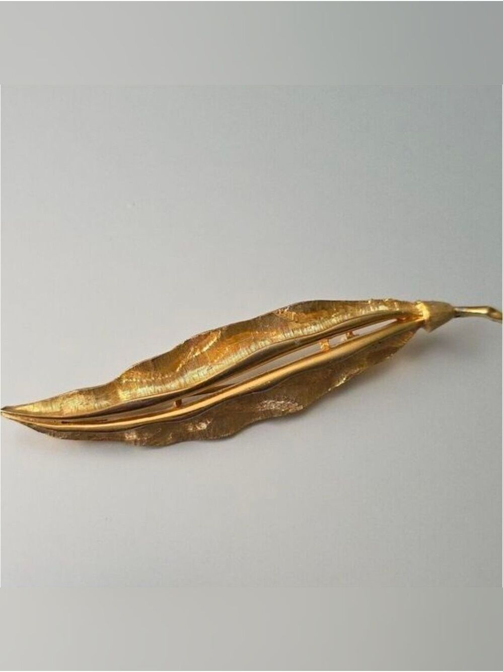 Vintage Gold-Tone Leaf Brooch – Unsigned – Pre-Loved
